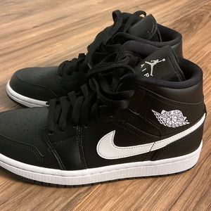 Air jordan 1 mid “black and white”